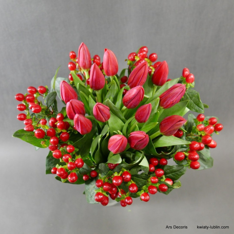 Tulipany z hiperikum .......................... 3 wielkości bukietów Tulipany z hiperikum .......................... 3 wielkości bukietów