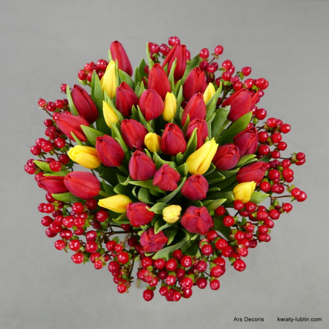 Tulipany z hiperikum .......................... 3 wielkości bukietów Tulipany z hiperikum .......................... 3 wielkości bukietów