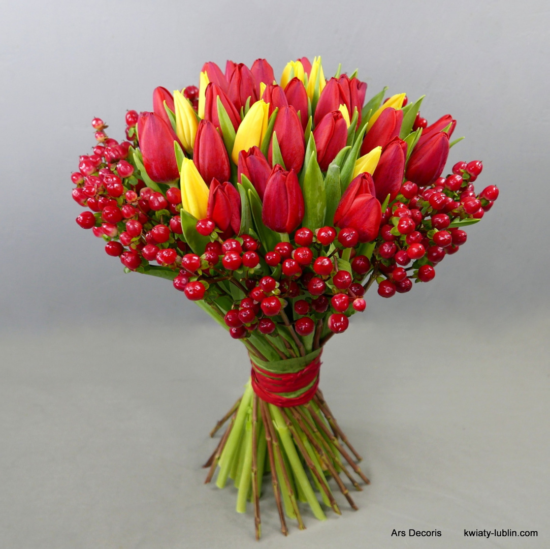 Tulipany z hiperikum .......................... 3 wielkości bukietów Tulipany z hiperikum .......................... 3 wielkości bukietów