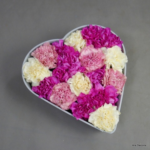 Serce z goździków w naczyniu ....... KK-008-06
